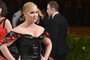 Amy Schumer no tapete vermelho do Met Gala 2017 | Foto: Mike Coppola, AFPMike Coppola  GE
