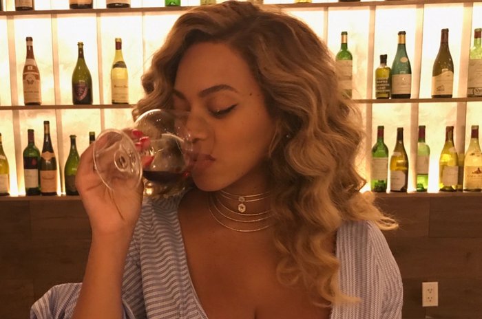 Beyoncé compartilha foto bebendo vinho e é alvo de críticas, pois estaria amamentando | Donna