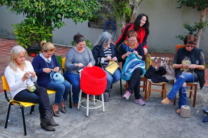 Rodas de tricô e crochê exercitam a criatividade e promovem a troca de  experiências entre mulheres | Donna