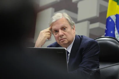 Comissão de Assuntos Econômicos (CAE) realiza reunião deliberativa com 18 itens na pauta. Entre eles, o PLS 150/2016, que estabelece em 2 dias úteis o prazo para fechamento de empresas, e o PLS 354/2014, que agiliza as renegociações do crédito rural. À mesa, presidente da CAE, senador Tasso Jereissati (PSDB-CE).Foto: Marcos Oliveira / Agência Senado