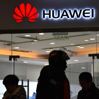  This photo taken on December 10, 2018 shows people walking past a Huawei store in Beijing. - China's ambitious drive to dominate next-generation 5G technology faces a sudden reality check as fears spread that telecom companies like Huawei could be proxies for Beijing's intrusive security apparatus. (Photo by Greg Baker / AFP) / TO GO WITH China-US-telecommunication-diplomacy-Huawei-5G, FOCUS by Dan MartinEditoria: FINLocal: BeijingIndexador: GREG BAKERSecao: telecommunication serviceFonte: AFPFotógrafo: STF