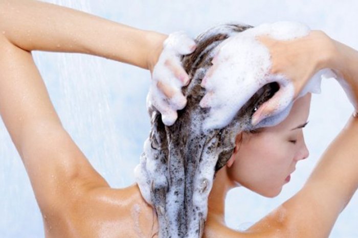 Com que frequência e como se deve lavar os cabelos? | Donna