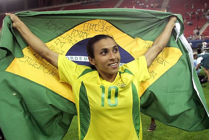Craques como a jogadora de futebol Marta exigem igualdade de tratamento em relação aos atl