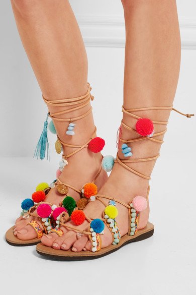 Tendência de verão: confira uma seleção de sandálias com pompom | Donna