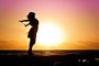 Reprodução Pexelswoman-happiness-sunrise-silhouette-40192Importação Donnahttp://cdn.rev