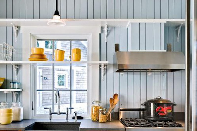 Cozinha gourmet com papel de parede vertical para dar impressão de expansãoImportação Don