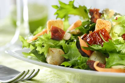 Colorida, a salada pode valer por uma refeiçãosaladaImportação Donnahttp://revistadonna
