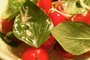 Tomatinhos, manjericão, parmesão e azeite: combinação dos deusessaladaImportação Donnah