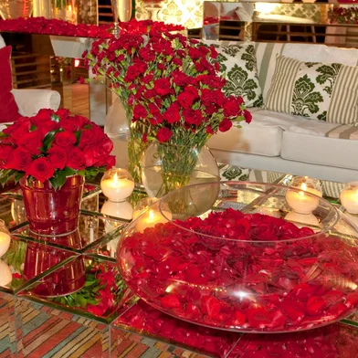 Potes com pétalas e flores vermelhas, para a sala de casa ficar com ares de paixão. Fotos:
