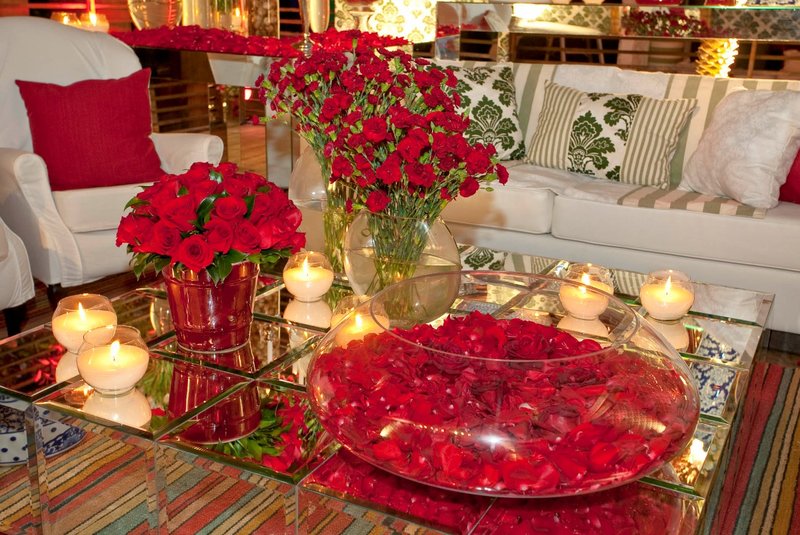Potes com pétalas e flores vermelhas, para a sala de casa ficar com ares de paixão. Fotos: