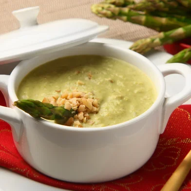 No cardápio de um almoço caprichado, a sopa fica entre a salada e o prato principal; quan