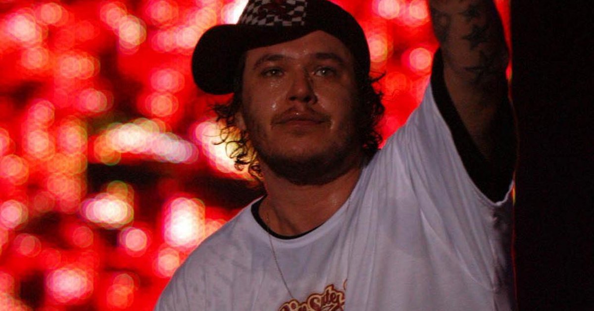 Vocalista do Charlie Brown Jr. para show por sete minutos para dar Vocalista do Charlie Brown Jr. para show por sete minutos para dar
