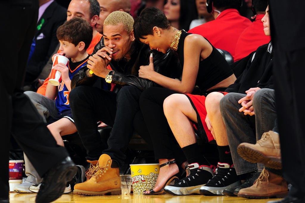 Rihanna e Chris Brown trocam carinhos em jogo de basquete | Donna