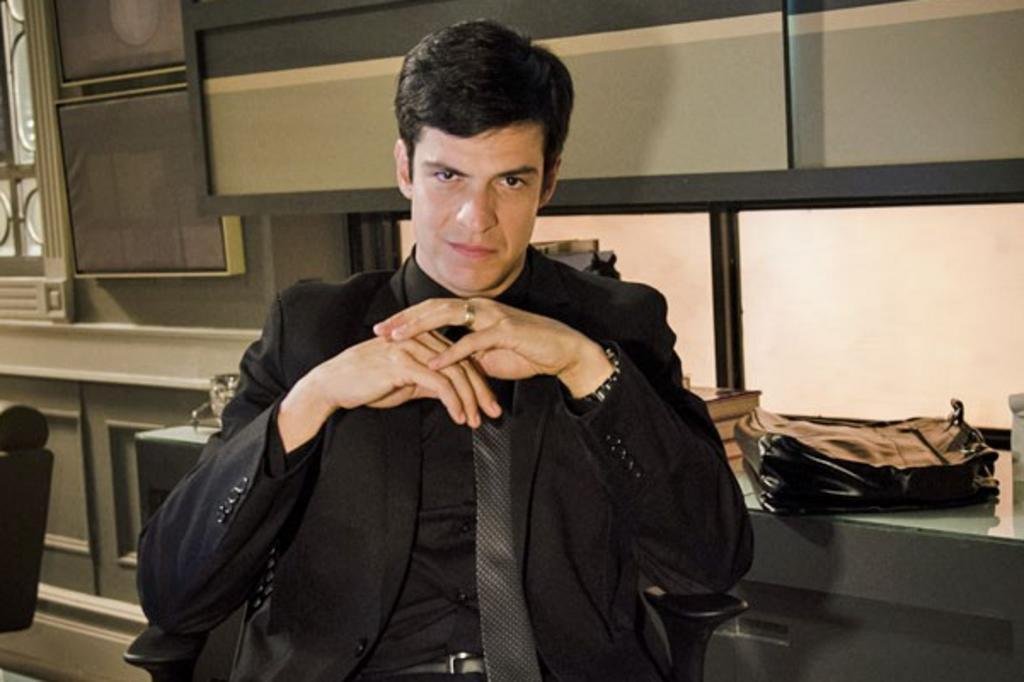 Vilão interpretado por Mateus Solano em 