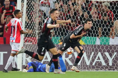 Pablo marca para o Atlético-PR na final da Copa Sul-Americana, contra o Junior-COLPablo (R) of Brazils Atletico Paranaense, celebrates after scoring against Colombias Junior, during their 2018 Copa Sudamericana final football match held at Arena da Baixada stadium, in Curitiba, Brazil, on December 12, 2018. (Photo by Heuler Andrey / AFP)
