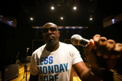  PORTO ALEGRE, RS, BRASIL, 12/12/2018: Lumi, cantor nigeriano, ensaia no Estúdio Soma para show de lançamento do disco Projeto Imigrantes, que acontecerá no Teatro Unisinos. (CAMILA DOMINGUES/AGÊNCIA RBS)