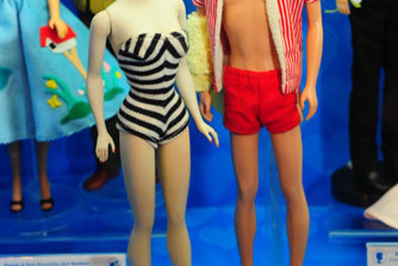 A primeira Barbie e o primeiro Ken são de 1961museu-encantado-da-barbie-traz-bonecas-hist