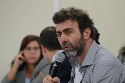 Audiência sobre ocupação de casas no Alemão pela PMRio de Janeiro - O presidente da Comissão de Defesa dos Direitos Humanos e Cidadania da Alerj, deputado Marcelo Freixo fala sobre ocupação de casas no Complexo do Alemão pela Polícia Militar (Tomaz Silva/Agência Brasil)