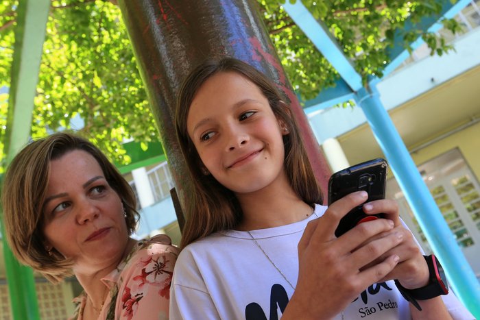 Grupo De Jovens Amigos Segurando O Smartphone Nas Mãos Se