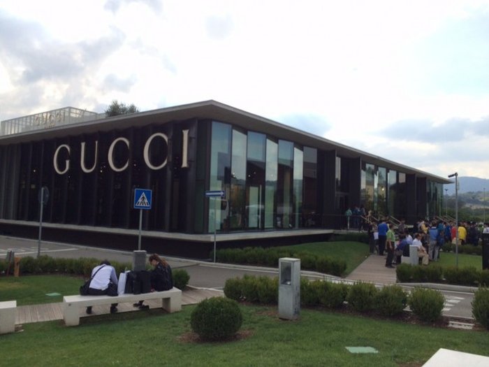 Prada Gucci E Valentino Com Desconto Os Melhores Outlets