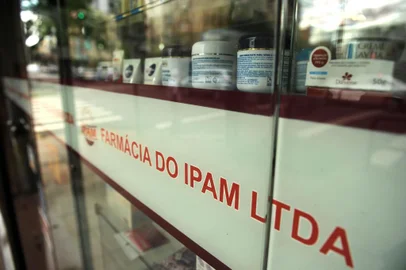 CAXIAS DO SUL, RS, BRASIL, 25/01/2017. As farmácias do Instituto de Previdência e Assistência Municipal de Caxias do Sul (Ipam) devem encerrar o atendimento ao longo deste ano. Na foto, a farmácia da esquina entre as ruas Os Dezoito do Forte e Alfredo Machado. (Diogo Sallaberry/Agência RBS)