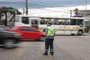  PORTO ALEGRE, RS, BRASIL, 14/12/2018 - Eptc organiza o trânsito no cruzamento entre a Plínio Brasil Milano  e a avenida dom Pedro I, onde sinaleira estão desligadas. (FOTOGRAFO: CAMILA DOMINGUES / AGENCIA RBS)