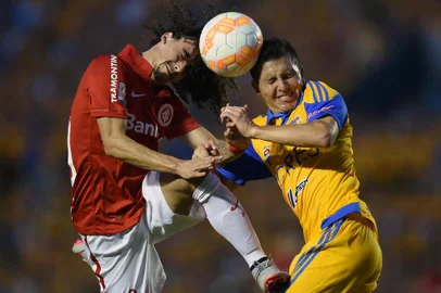  Mexicos Tigres Francisco Torres (R) vies for the ball with Brazils International Valdivia during their Libertadores Cup semi-final second leg football match at the Universitario Stadium in Monterrey, Nuevo Leon State, Mexico on July 22, 2015. AFP PHOTO / ALFREDO ESTRELLAEditoria: SPOLocal: MonterreyIndexador: ALFREDO ESTRELLASecao: SoccerFonte: AFPFotógrafo: STF