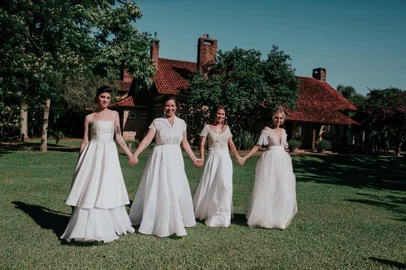 Designers acostumadas a criar vestidos para o grande dia de outras mulheres viveram a experiência de usar um modelo autoral durante sessão de fotos.