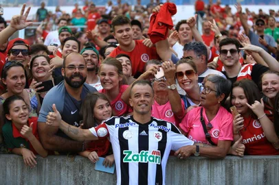  PORTO ALEGRE, RS, BRASIL, 16-12-2018. Lance de Craque, jogo beneficente promovido por D'Alessandro no Estádio Beira-Rio. (JEFFERSON BOTEGA/AGÊNCIA RBS)Indexador: Jefferson Botega