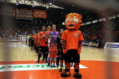 CARLOS BARBOSA, RS, BRASIL 17/12/2018. ACBF x Atlântico. segundo jogo da final da Liga Gaucha de Futsal, realizado no Ginásio Sérgio Luiz Guerra, em Carlos Barbosa. (Marcelo Casagrande/Agência RBS)
