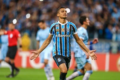 RS - FUTEBOL/CONMEBOL LIBERTADORES 2018 /GREMIO X ATLÃTICO TUCUMAN - ESPORTES - Lance da partida entre Gremio e Atletico Tucuman disputada na noite desta terca-feira, na Arena do Gremio, valida pelas quartas de final da Conmebol Libertadores 2018. FOTO: LUCAS UEBEL/GREMIO FBPA