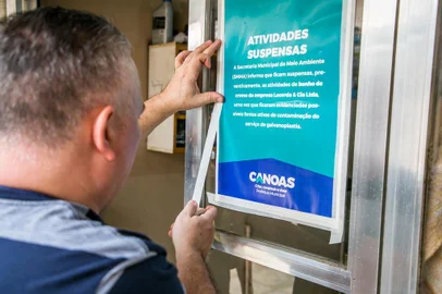 A prefeitura de Canoas suspendeu na manhã desta terça-feira as atividades da empresa Lacerda, conhecida como Cromagem São Vicente, responsável pela contaminação por cromo do lençol freático no bairro Niterói. A atuação da empresa, que envolve o processo para recobrimento metálico de objetos com o cromo, fica interrompida até o término de todos os estudos técnicos que mostrarão a extensão da poluição pelas ruas do bairro.