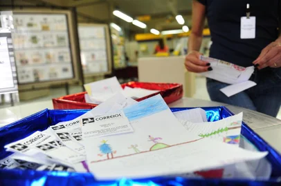  JOINVILLE, SC, BRASIL, 10-11-2013: Papai Noel dos correios. É possível adotar a cartinha de uma criança e levar o presente até os correios. (FOTO MAIARA BERSCH / AGÊNCIA RBS / GERAL)