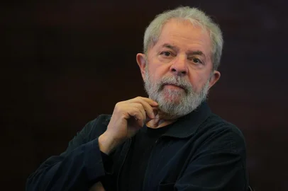 LULA É CONDENADO POR MORO A NOVE ANOS E SEIS MESES DE PRISÃO POR PROPINAS DA OAS E TRÍPLEXSP - LULA/CONDENAÇÃO/ARQUIVO - POLÍTICA - Foto de arquivo de 07/11/2016 do ex-presidente Luiz Inácio Lula da Silva   durante reunião com bancadas do Partido dos Trabalhadores (PT) na Câmara e   no Senado, em São Paulo. Aos 71 anos de idade, Lula foi condenado a 9 anos   e seis meses de prisão pelos crimes de corrupção passiva e lavagem de   dinheiro. A condenação do juiz federal Sérgio Moro, da 13ª Vara Federal,   em Curitiba, é a primeira do ex-presidente na Operação Lava Jato.   (ATENÇÃO: CONFIRA MAIS OPÇÕES DE FOTOS NO BANCO DE IMAGENS).   07/11/2016 - Foto: SÉRGIO CASTRO/ESTADÃO CONTEÚDOEditoria: POLÍTICALocal: SÃO PAULOIndexador: SÉRGIO CASTROFonte: AGEFotógrafo: ESTADÃO CONTEÚDO