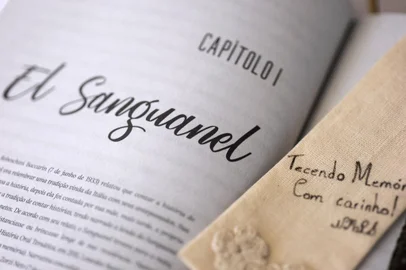  CAXIAS DO SUL, RS, BRASIL, 19/12/2018 - Escritora de Antônio Prado, Neusa Maria Roveda Stimamiglio, lança livro Tecendo Memórias que narra contos e fábulas cultivados por descendentes de italianos na região. (Marcelo Casagrande/Agência RBS)