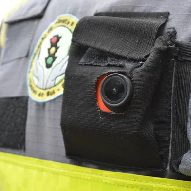 Todos os fiscais de trânsito receberão câmeras digitais individuais de corpo, que ficarão acopladas ao uniforme dos agentes. A função do equipamento é gravar as abordagens em todas as operações realizadas pela secretaria, buscando mais segurança e transparência, tanto para os fiscais como para a comunidade. A câmera deverá gravar com áudio, ter modo visão noturna, gerar fotografia em cada frame e disponibilizar informações de data, horário e local, entre outras especificações. As imagens deverão ficar armazenadas em uma estação computadorizada, permitindo o gerenciamento das informações.