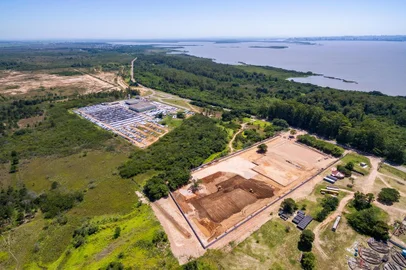  Guaíba, RS, BRASIL, 10/12/2018 : TBT: 20 anos depois da saída da Ford, como ficou o terreno, em Guaíba. Empresa Daspet faz obras no local. Foton já iniciou, mas apenas o alicerce de um prédio foram colocados. (Omar Freitas/Agência RBS)Local: GuaÃ­ba