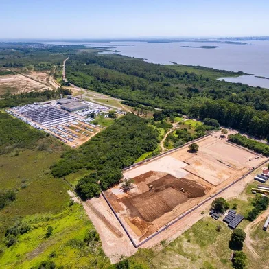  Guaíba, RS, BRASIL, 10/12/2018 : TBT: 20 anos depois da saída da Ford, como ficou o terreno, em Guaíba. Empresa Daspet faz obras no local. Foton já iniciou, mas apenas o alicerce de um prédio foram colocados. (Omar Freitas/Agência RBS)Local: GuaÃ­ba