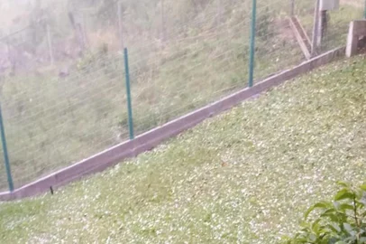 Chuva de granizo no interior de Flores da Cunha nesta quarta-feira