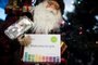  This illustration picture shows a saliva collection kit for DNA testing displayed in the arms of a Father Christmas doll in Washington, DC on December 19, 2018 as Americans are increasingly offering those tests to relatives during the Holiday season. - Between 2015 and 2018, sales of DNA test kits boomed in the United States and allowed websites to build a critical mass of DNA profiles. The four DNA websites that offer match services --  Ancestry, 23andMe, Family Tree DNA, My Heritage -- today have so many users that it is rare for someone not to find at least one distant relative. (Photo by Eric BARADAT / AFP)Editoria: SCILocal: WashingtonIndexador: ERIC BARADATSecao: biologyFonte: AFPFotógrafo: STF