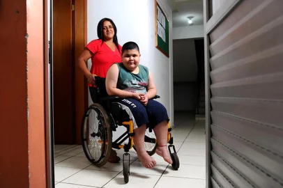  CAXIAS DO SUL, RS, BRASIL. 14/12/2018Depois de mais de dois anos de espera, Ana Paula da Rosa, 42, conseguiu se mudar para um apartamento térreo no loteamento Campos da Serra com o filho Arthur, 11. O menino tem uma doença degenerativa que limita seus movimentos e os dois não conseguiam mais vencer as escadas do imóvel anterior. (Antonio Valiente/Agência RBS)