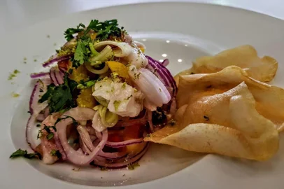 Ceviche de tilápia com cebola roxa, alho poró, geleia de pimenta, pimentão, coentro e chips de batata doce.Receita preparada pelo chef de cozinha criativa Leo Coalhada, no Cozinha Shou, durante a AgriFam, feira da agricultura familiar no largo Glênio Peres 