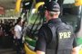 PRF orienta passageiros de ônibus sobre importância do uso do cinto na Estação Rodoviária de Caxias do Sul