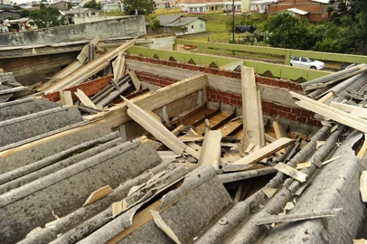 VACARIA, RS, BRASIL. (21/12/2018)Vento causa danos em Vacaria. Na foto, telhado da rodoviária de Vacaria. (Antonio Valiente/Agência RBS)