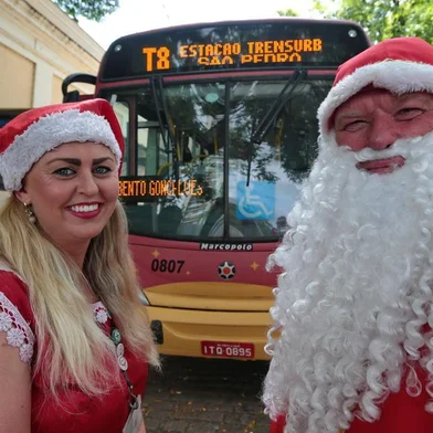  PORTO ALEGRE-RS- BRASIL- 19/12/2018-  Papai Noel e Mamãe Noel da Carris. Papai Noel  Helmut Kubbe Júnior e Mamãe Noel Cintia de Lima Klafke, eles  são o motorista e a cobradora de um ônibus da Carris Linha T8. FOTO FERNANDO GOMES/ DIÁRIO GAÚCHO.