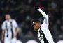Romildo admite desejo de contratar Douglas Costa, mas aponta valores como problema