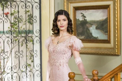 espelho da vida, Cris (Vitoria Strada) como Julia Castelo. 