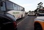 Colisão entre carro e ônibus mata duas pessoas na RS-040, em Viamão