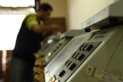 *** JBotega - Urna Eletrônica 2 ***Urnas eletrônicas sendo preparadas para eleição do dia 5 de Outubro.