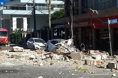 Uma explosão em um botijão de gás teria causado o incêndio em Farroupilha na manhã desta quarta-feira, de acordo com o sargento Edenilson Meirelles.  As chamas se iniciaram por volta das 7h30min em um dos quatro andares do edifício Vêneto, 389, que fica na Avenida Independência, próximo ao Hospital São Carlos. 